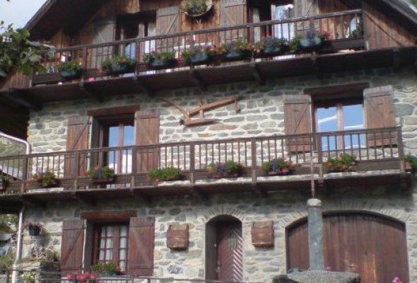 Loumurgis 10 personnes 6 personnes au 1er et 4personnes au rez-de-chaussée du même chalet 