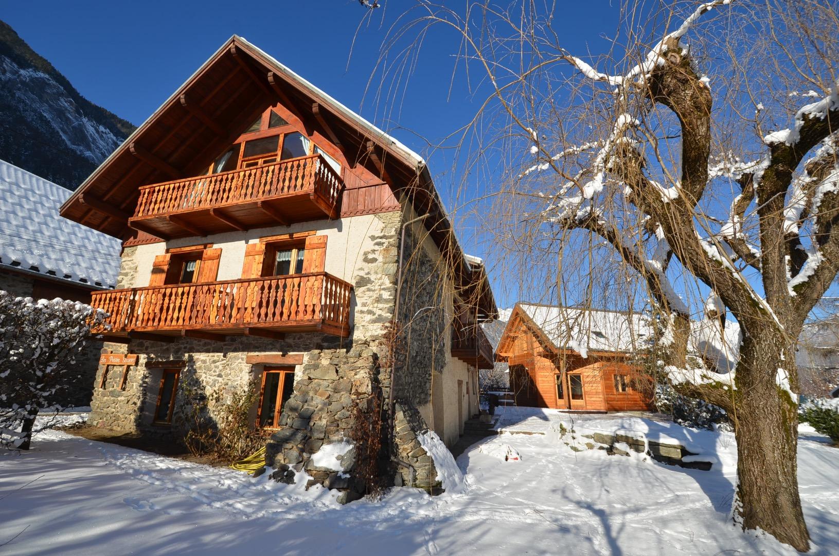Les Petites Sources, à Bourg d'Oisans, dans le hameau calme du Vert, à 2km de la montée de l'Alpe d'Huez.