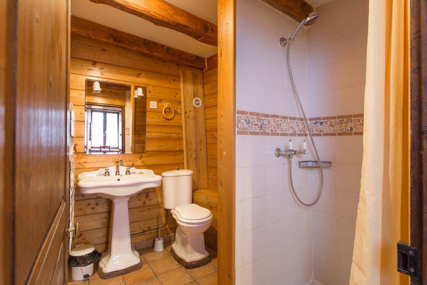 Chambres et table d'hôtes à Villarodin, 2km