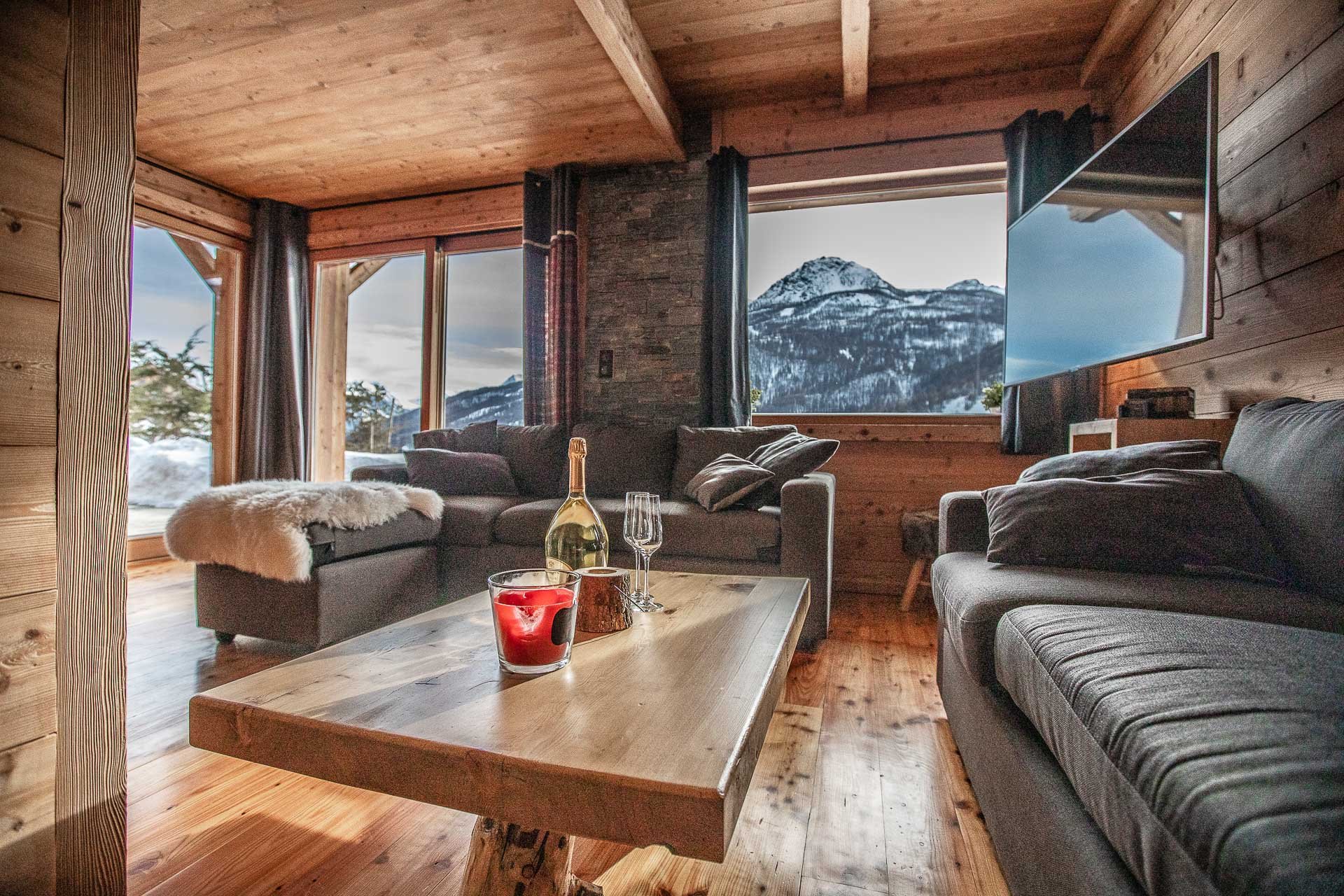 Chalet individuel  charme et prestige , terrasse 100 m2 avec jaccuzi et sauna extérieur