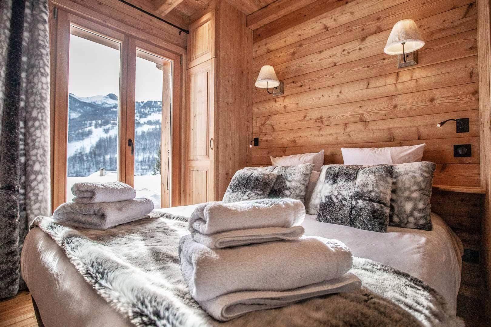 Chalet individuel  charme et prestige , terrasse 100 m2 avec jaccuzi et sauna extérieur