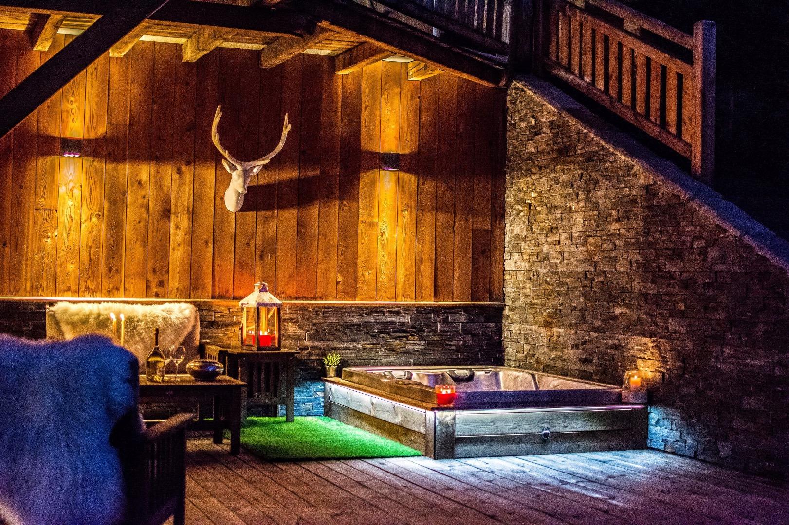 Chalet individuel  charme et prestige , terrasse 100 m2 avec jaccuzi et sauna extérieur