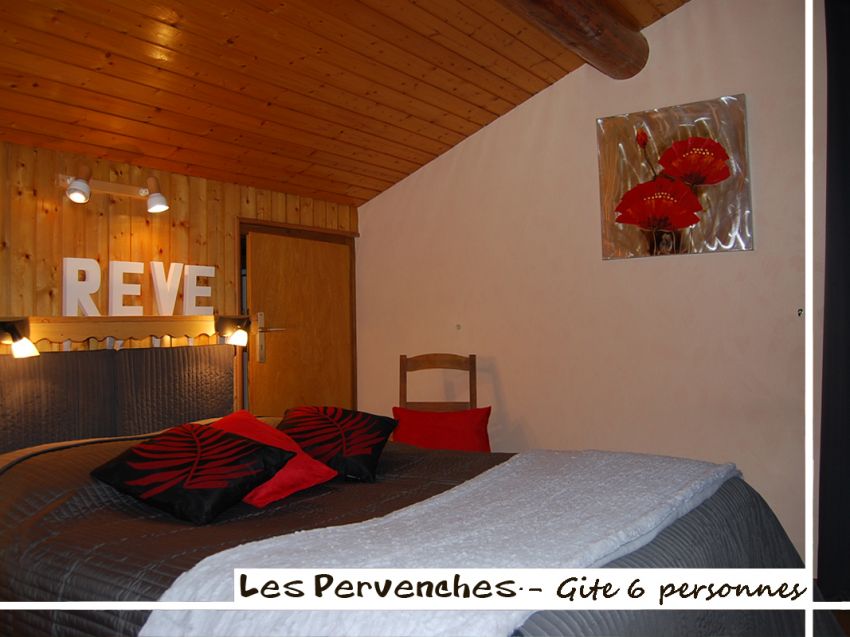 Chambre indépendante avec lit double (140 cm). 