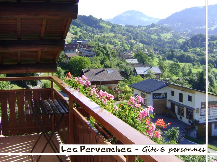 Balcon avec vue sur les montagnes (Lachat, Danay, chaine des Aravis, Beauregard, Tournette).