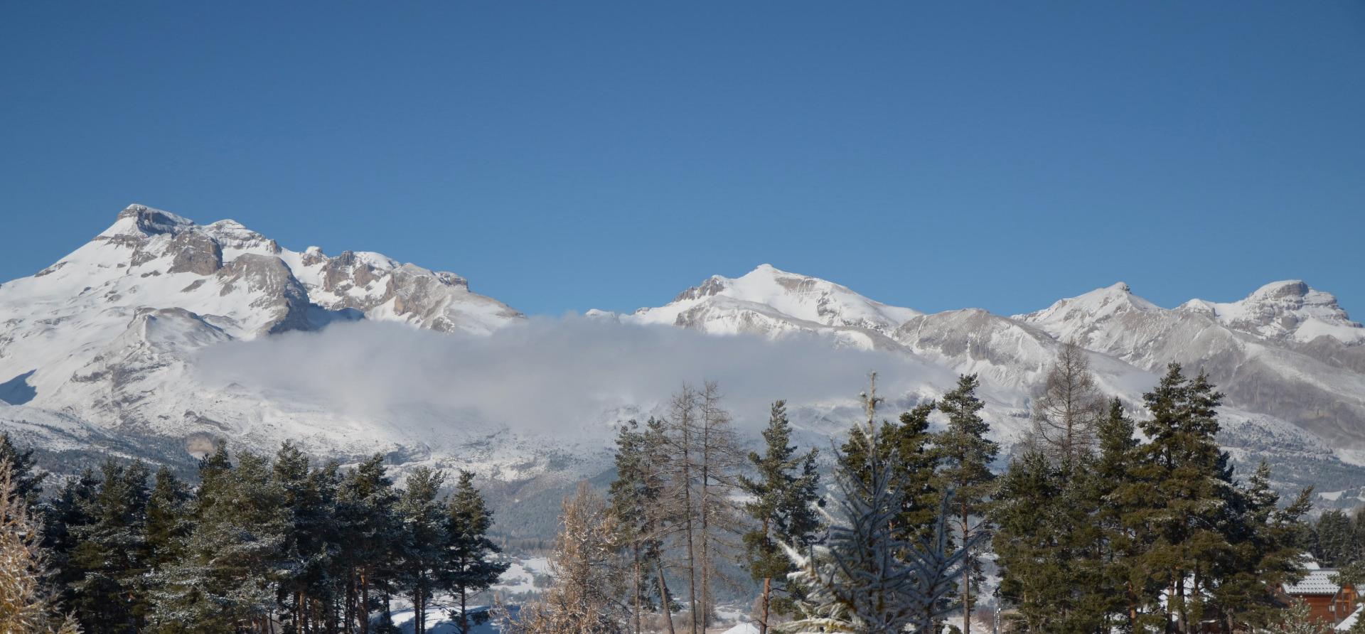 Vu du chalet sur la chaine de montagne