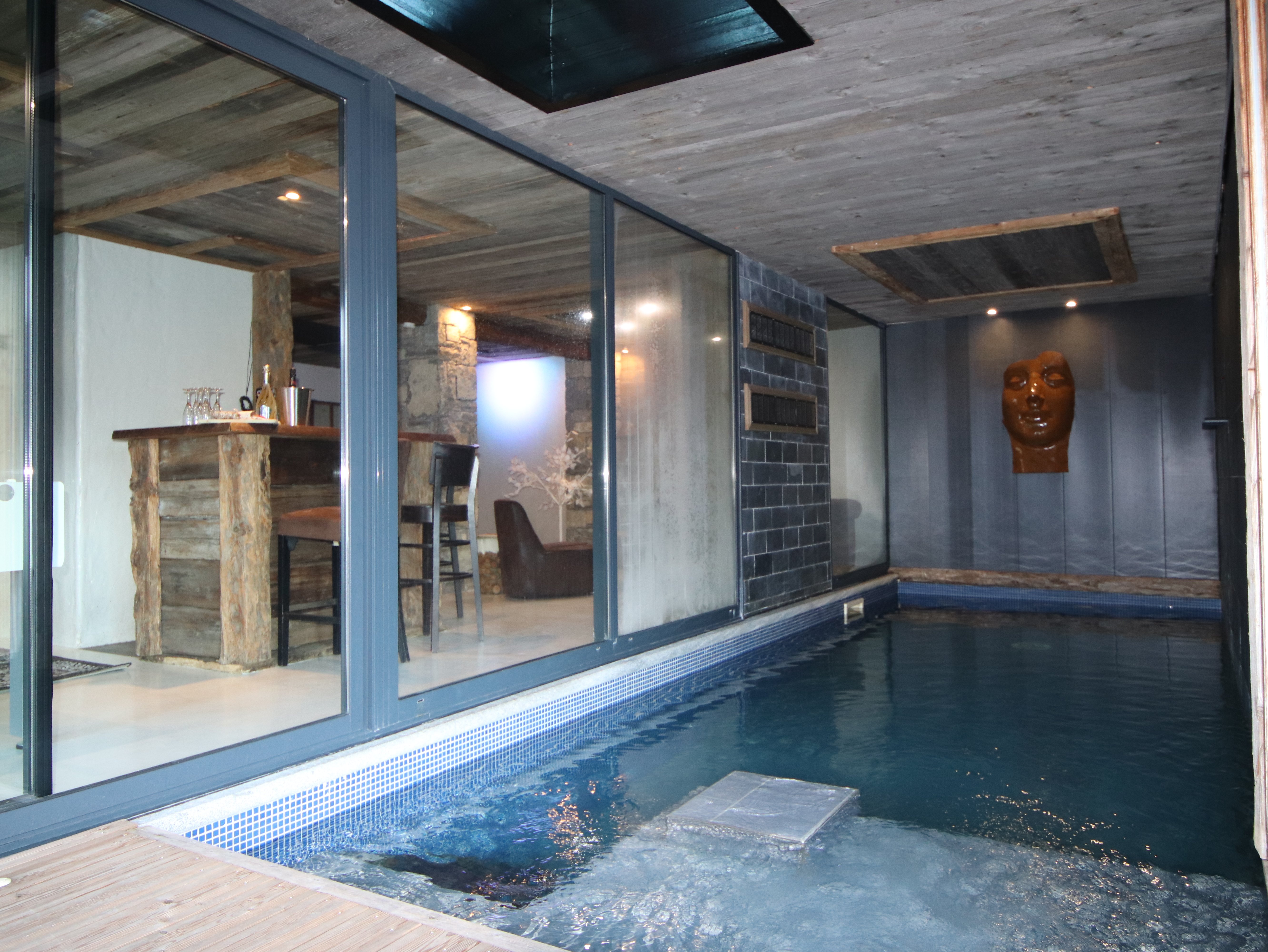 CHALET DE PRESTIGE 19 PERSONNES PISCINE JACUZZI SAUNA SALLE CINEMA