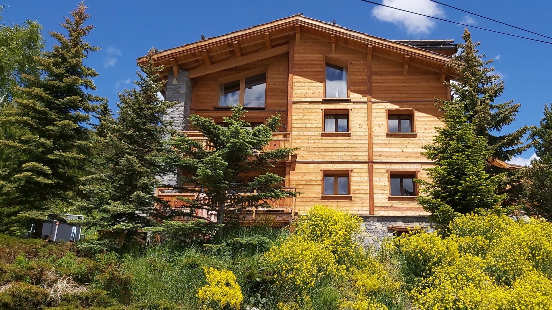 Voici un aperçu de la façade ouest du chalet le Kergwen en été. Avez-vous déjà songé à venir à la montagne en été ?