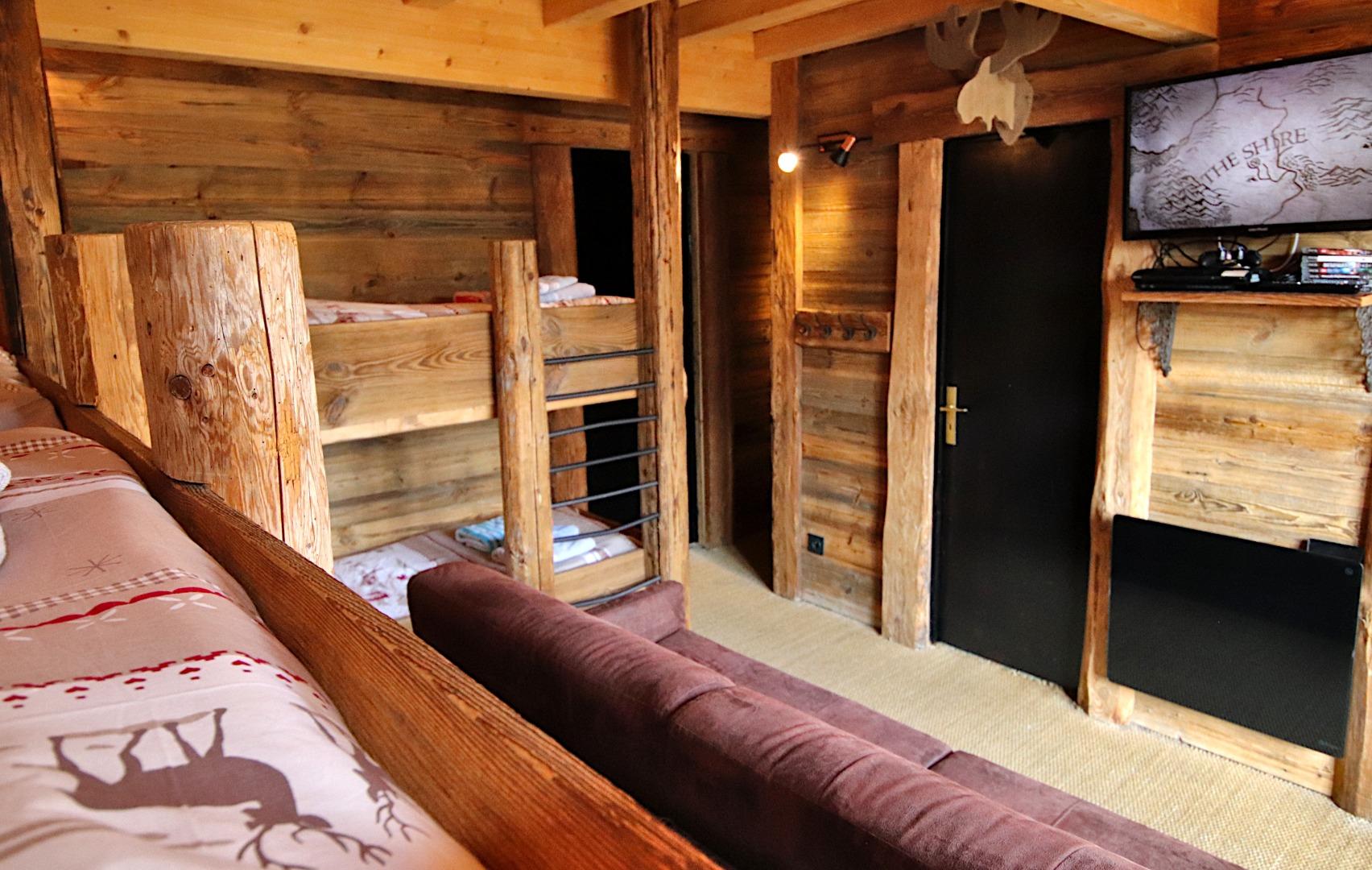 Chambre 3 dortoir R2 meublée de 6 lits superposés faits sur mesure par notre menuisier et un canapé lit en 160 cm de large