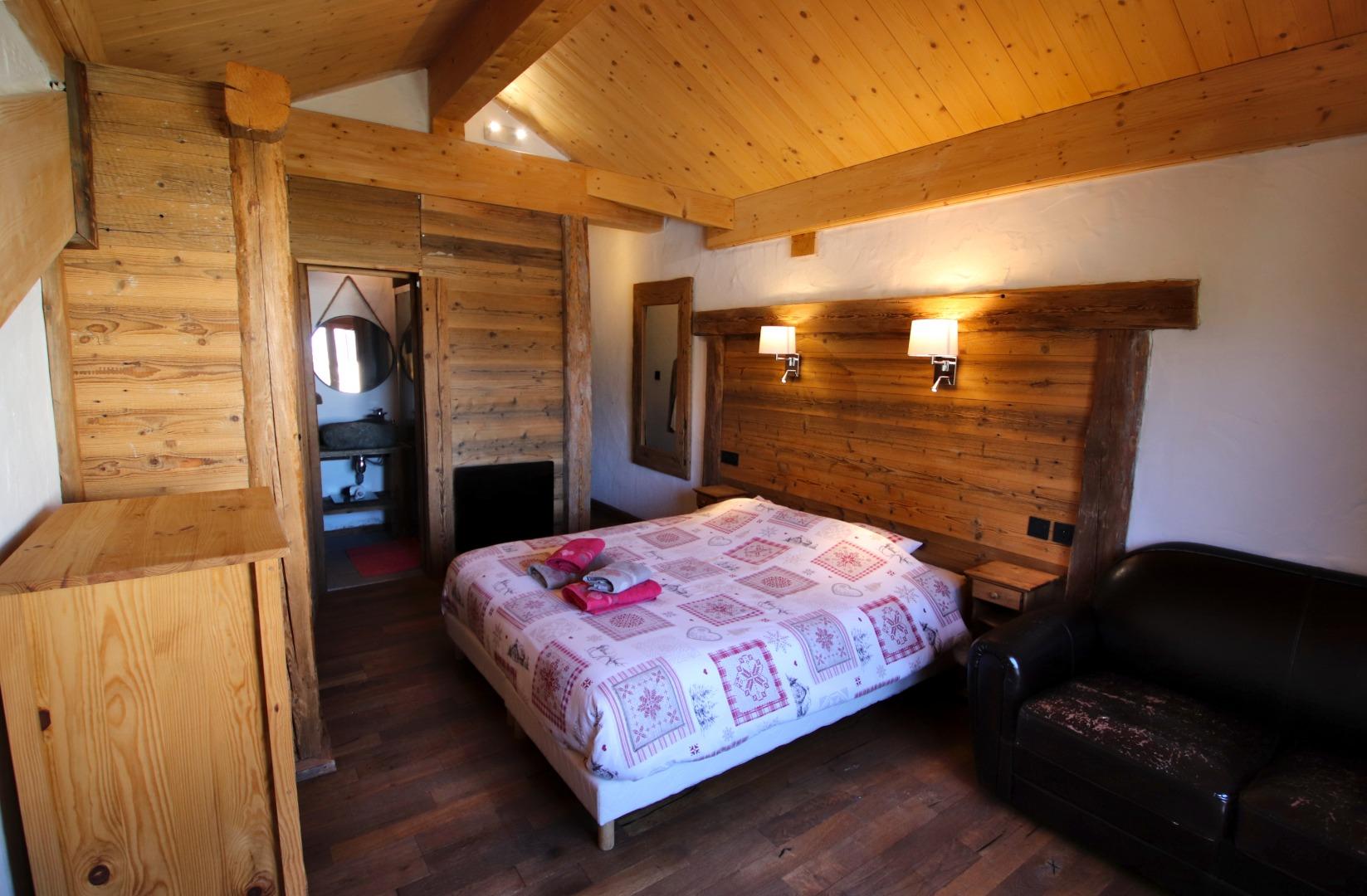 Chambre 4 au 2ème étage avec une salle de douche privative et WC