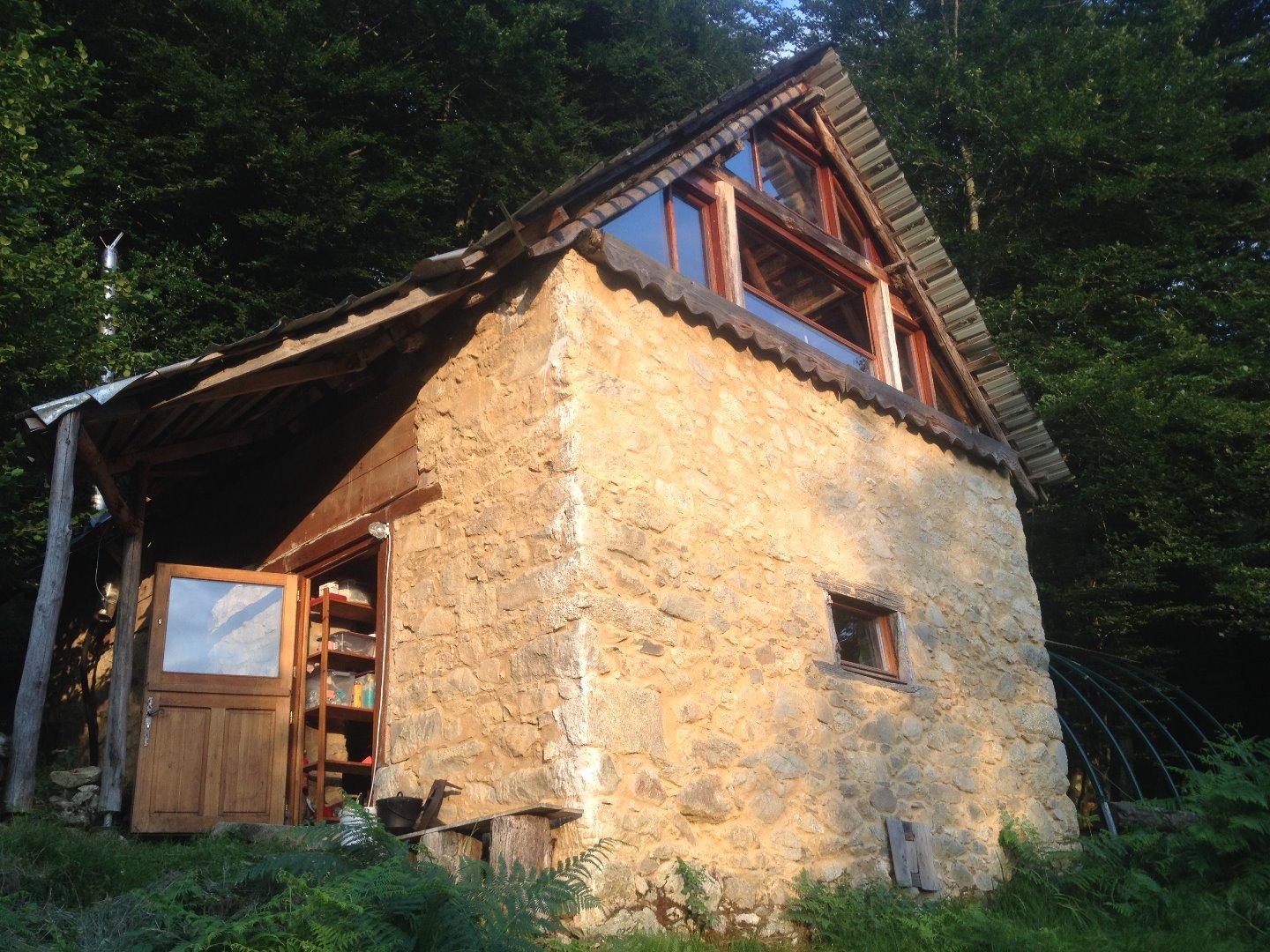 La grange, façade ouest, entrée.