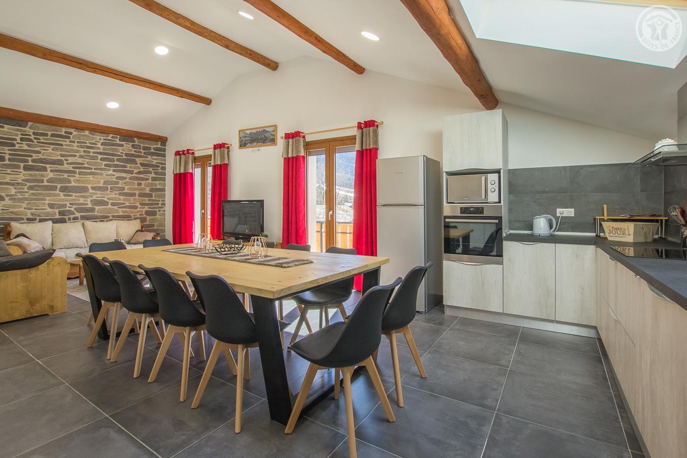  LES MELEZES 6 et 12 PERSONNES AVEC PISCINE INTERIEUR CHAUFFEE