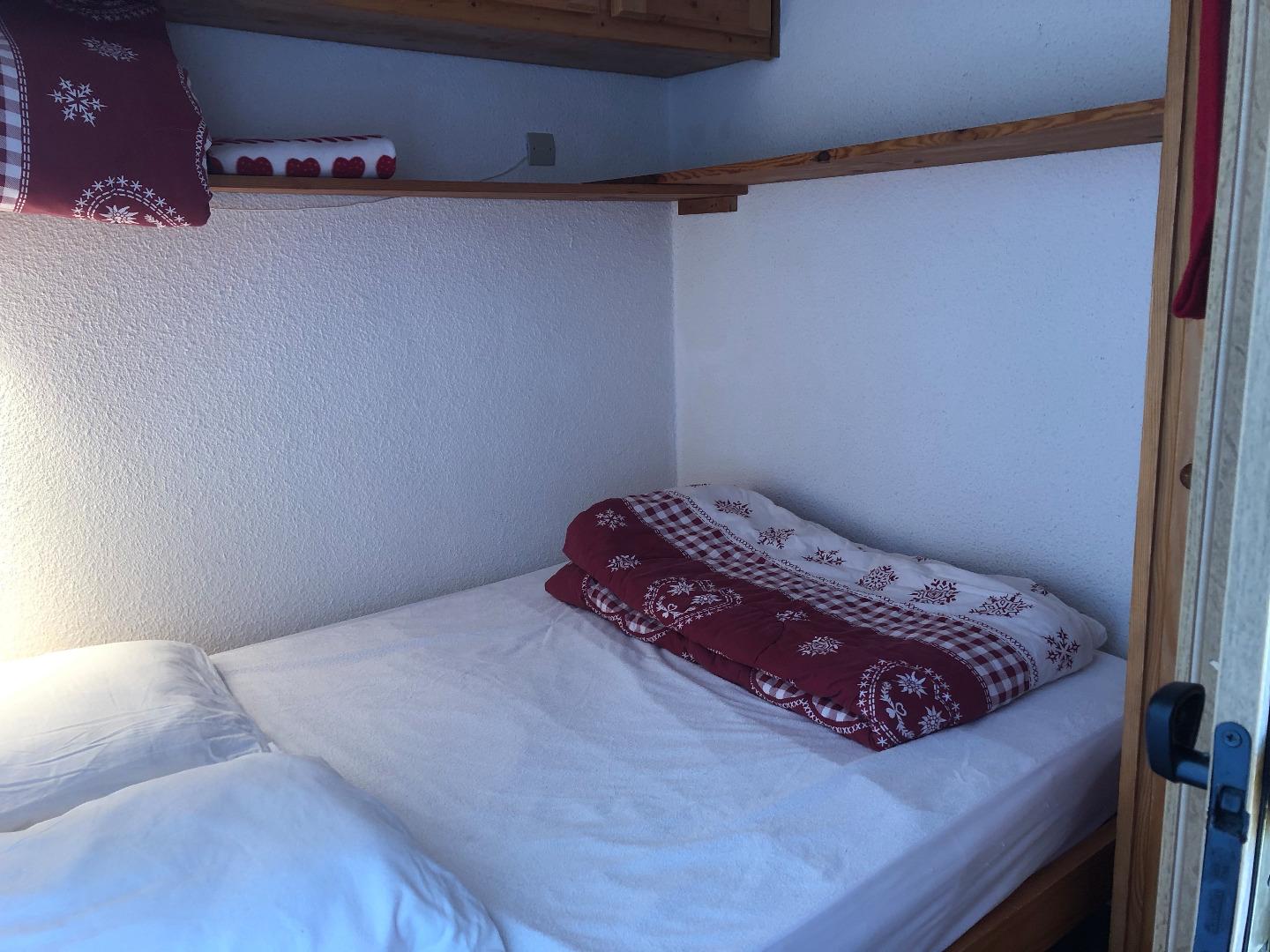 STUDIO CABINE AVEC CHAMBRE FERMEE ,  BALCON PLEIN SUD , AU PIED DES PISTES 