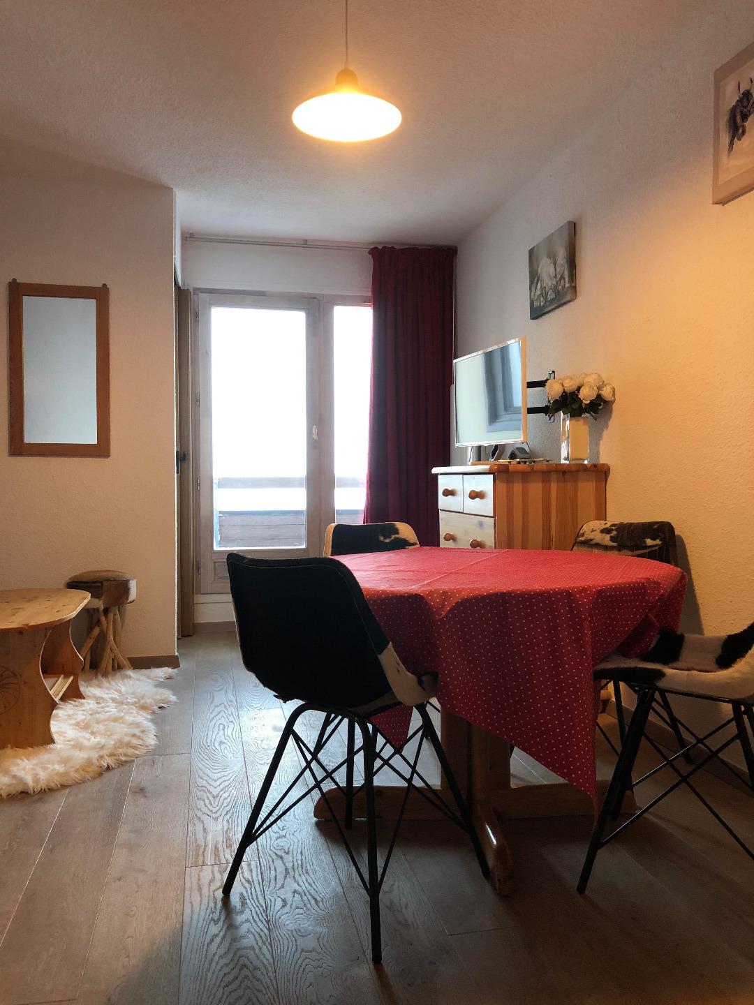 STUDIO CABINE AVEC CHAMBRE FERMEE ,  BALCON PLEIN SUD , AU PIED DES PISTES 