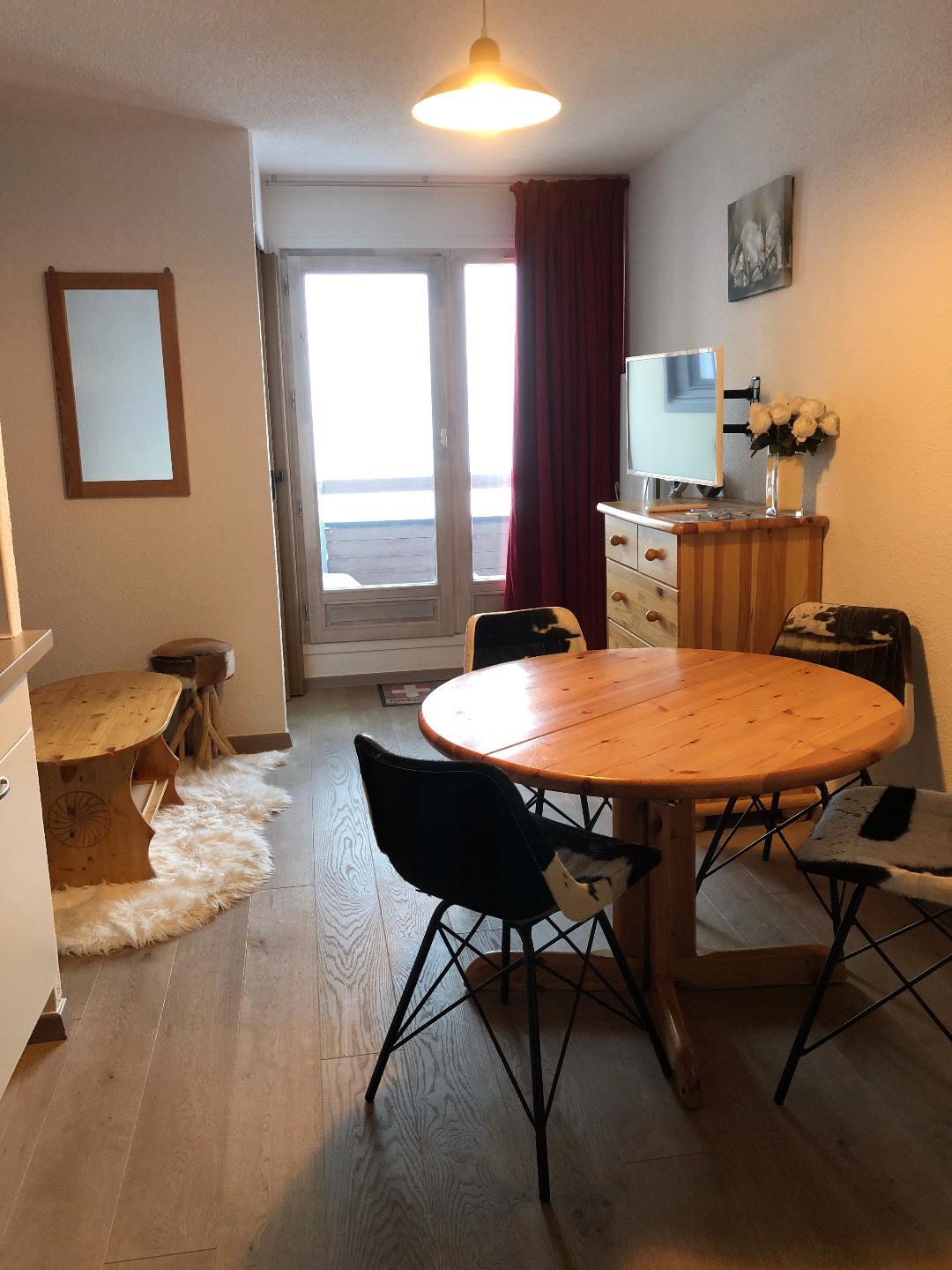 STUDIO CABINE AVEC CHAMBRE FERMEE ,  BALCON PLEIN SUD , AU PIED DES PISTES 