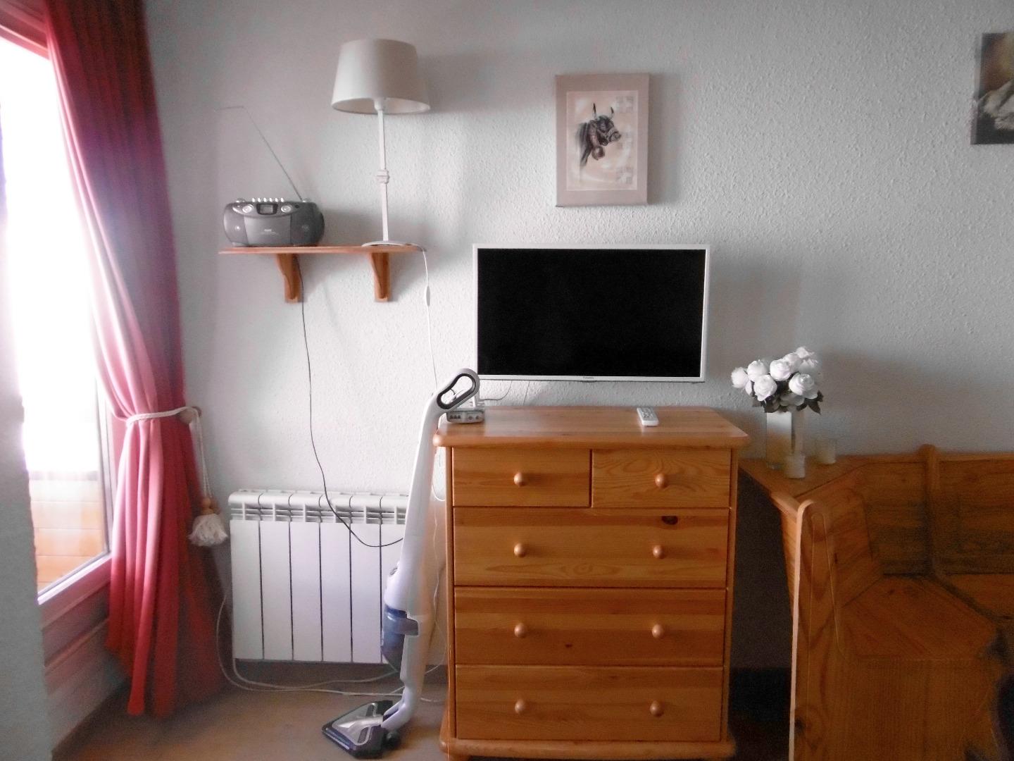 STUDIO CABINE AVEC CHAMBRE FERMEE ,  BALCON PLEIN SUD , AU PIED DES PISTES 