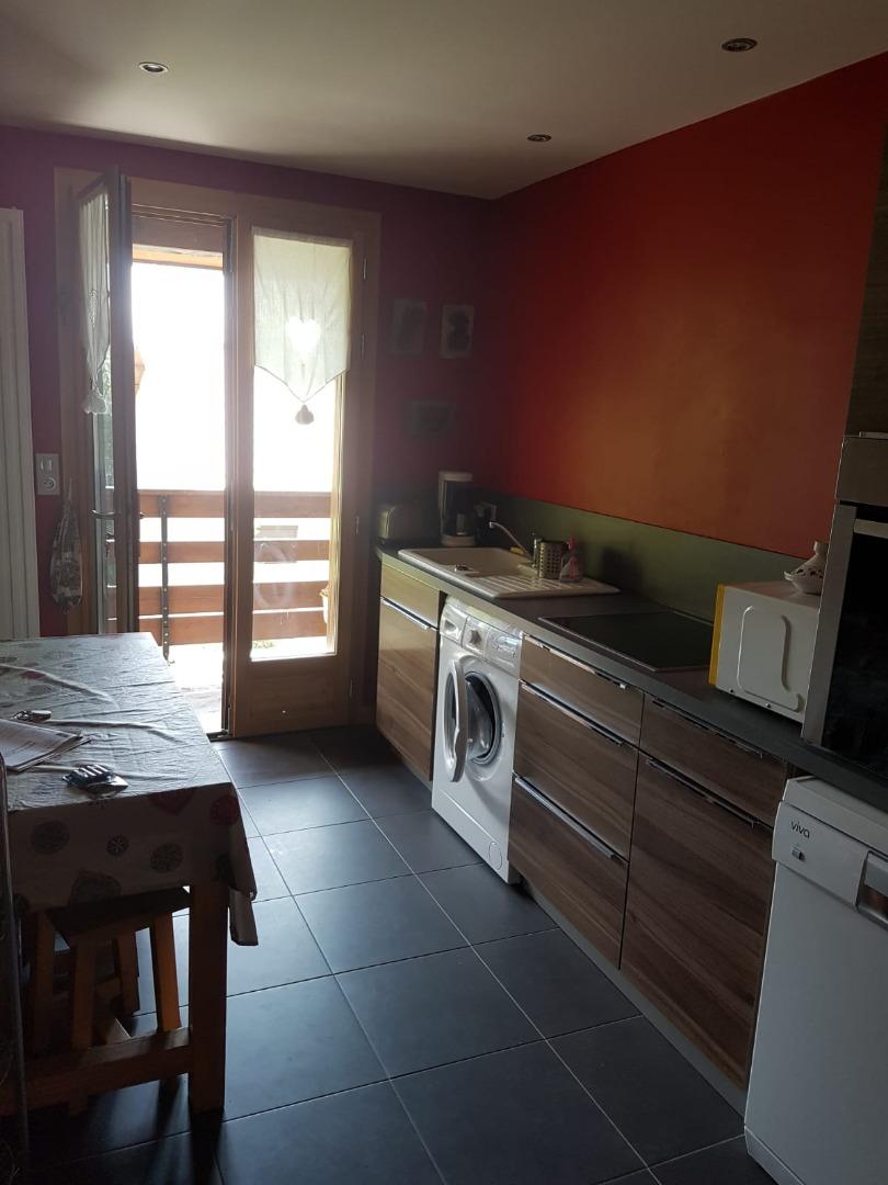 Cuisine équipée : lave linge / lave vaisselle / vaisselle complète / appareil à raclette (c'est important !)