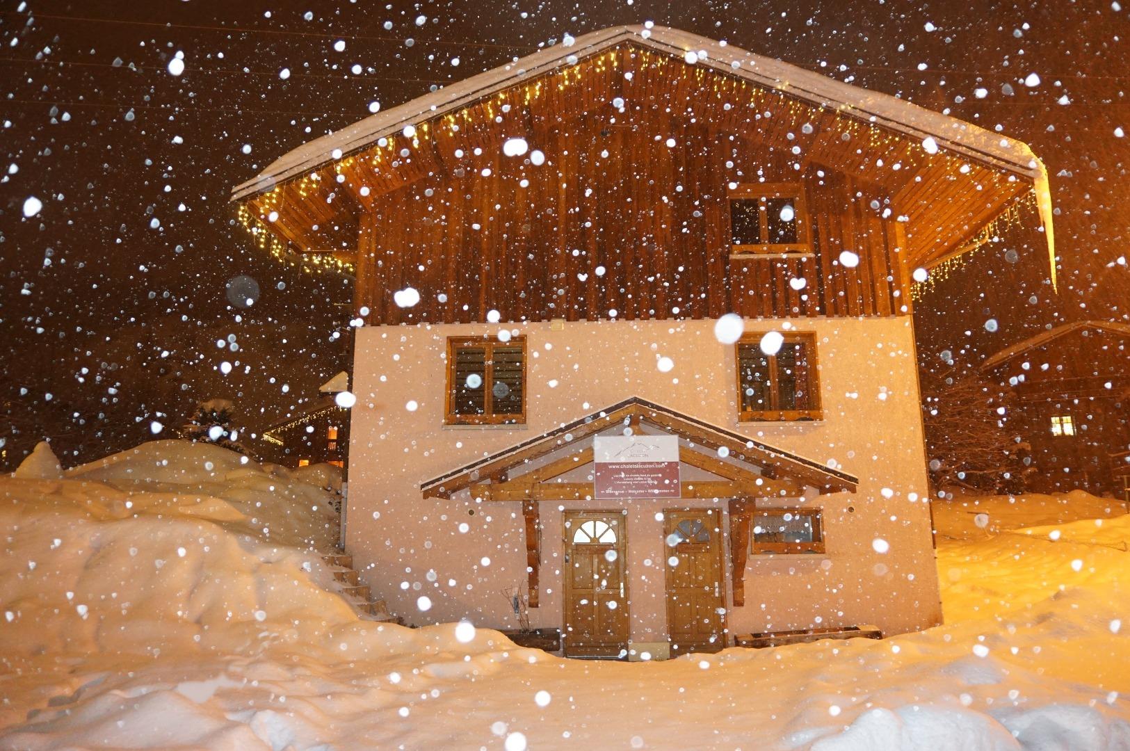 Snow Valley pour 15 pers. Au pied des pistes des Menuires-3 Vallées - cheminée -sauna- spa extérieur