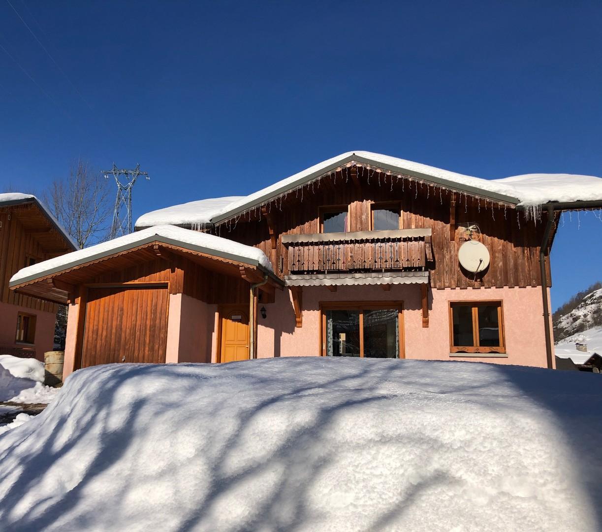 Snow Valley pour 15 pers. Au pied des pistes des Menuires-3 Vallées - cheminée -sauna- spa extérieur