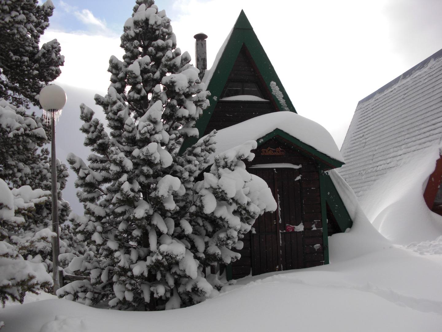 chalet sous la neige