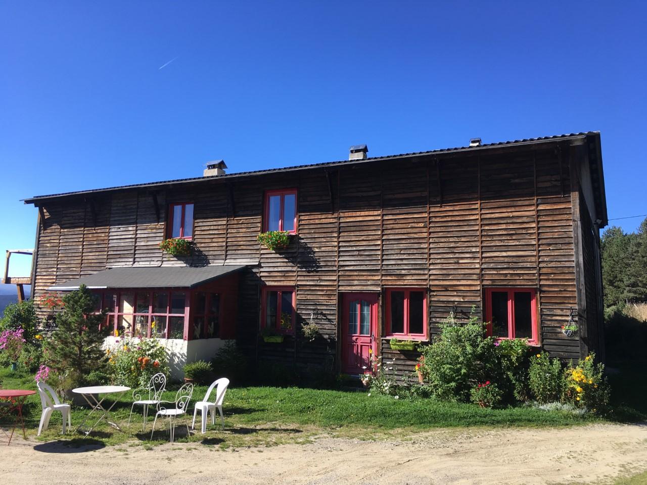 Vue maison côté entrée