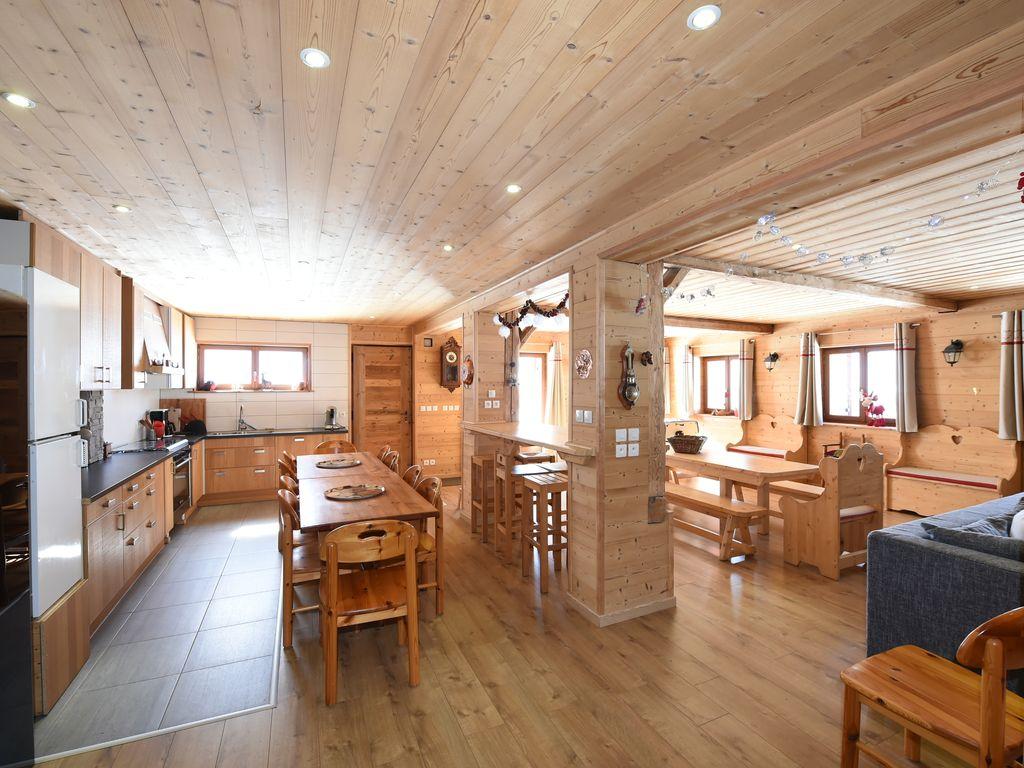 PIECE DE VIE AVEC CUISINE EQUIPEE, TABLES ET CHAISES POUR 20 PERSONNES