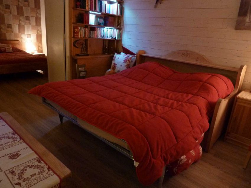 dans le séjour, le canapé se transforme très facilement en un lit bien confortable