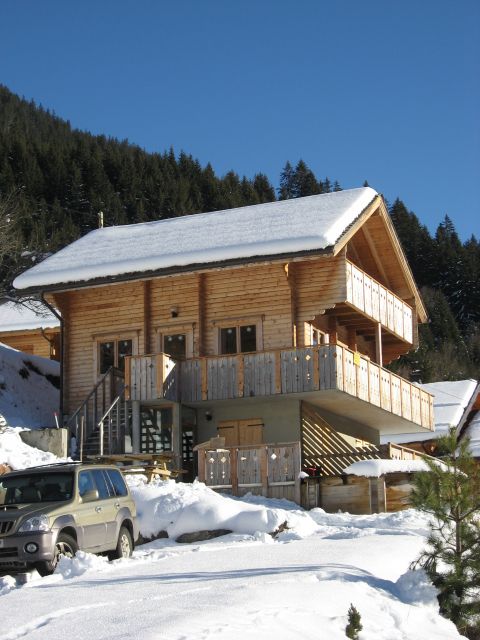 CHALET LOIN DU BOULOT - Vue extérieure
Position Dominante, vue dégagée PLEIN SUD
Environnement de Fermes, chalets et prairies. 
