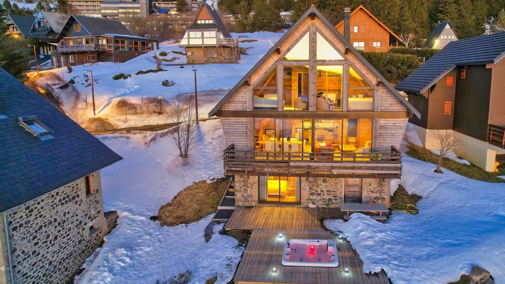 Chalet l'Anorak, Spa Privatif, 10 personnes, Magnifique vue sur les monts du Cantal et le Massif du Sancy