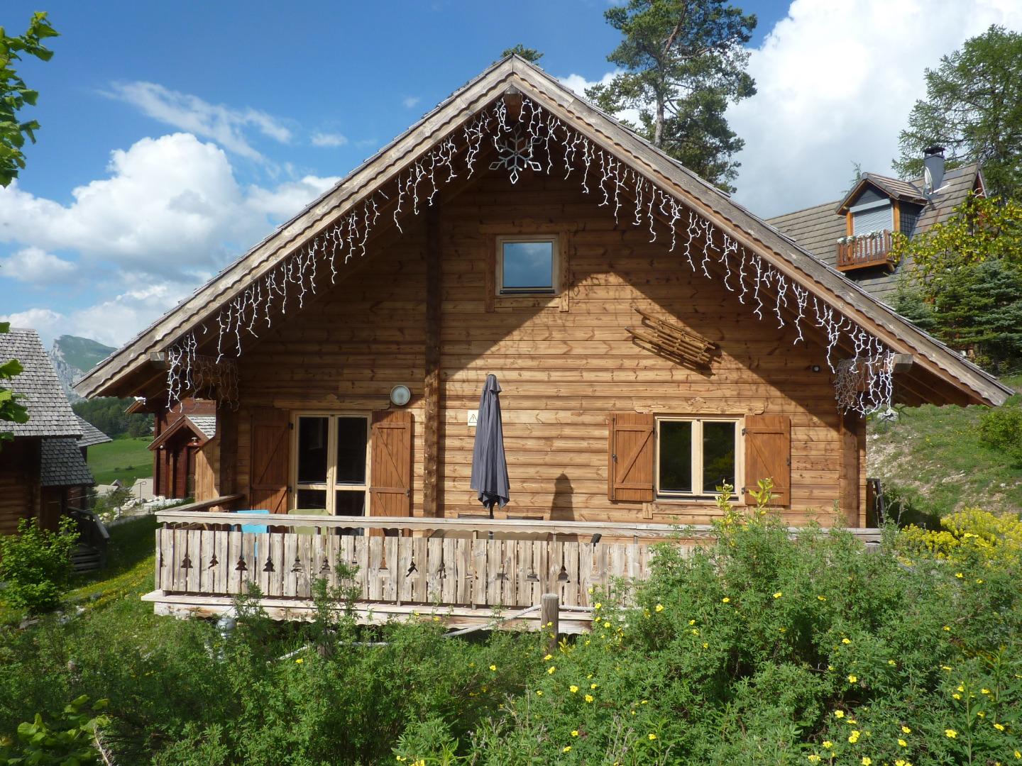 Le chalet Mataya sous le soleil estival.