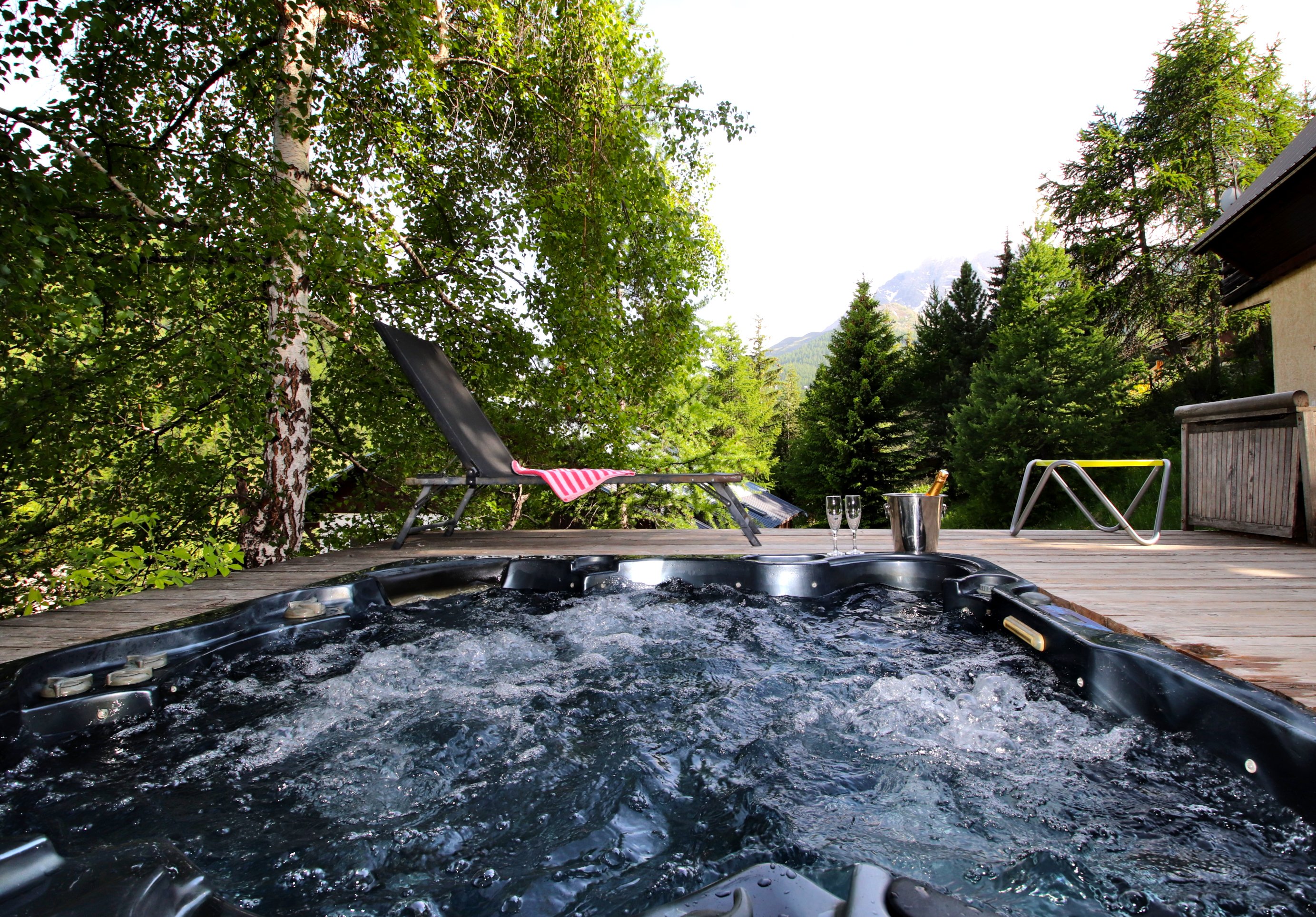 Le jacuzzi du chalet l'hiver, à 37° en été.