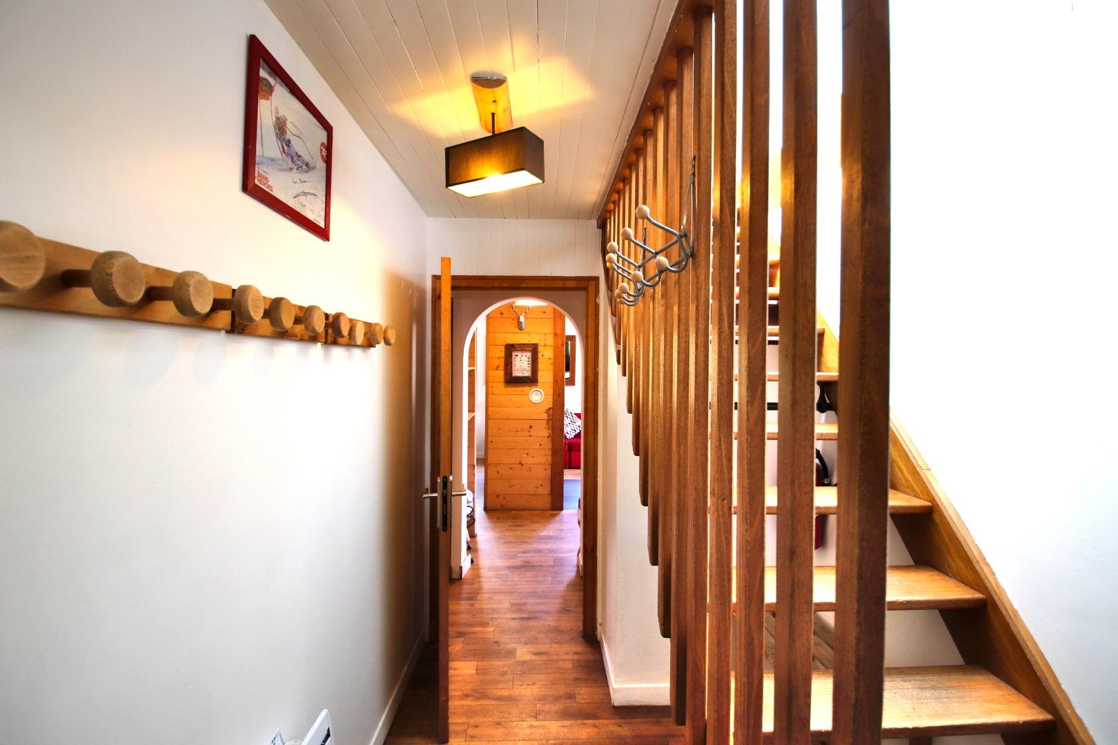 Entrée du chalet escalier à droite monte au premier étage