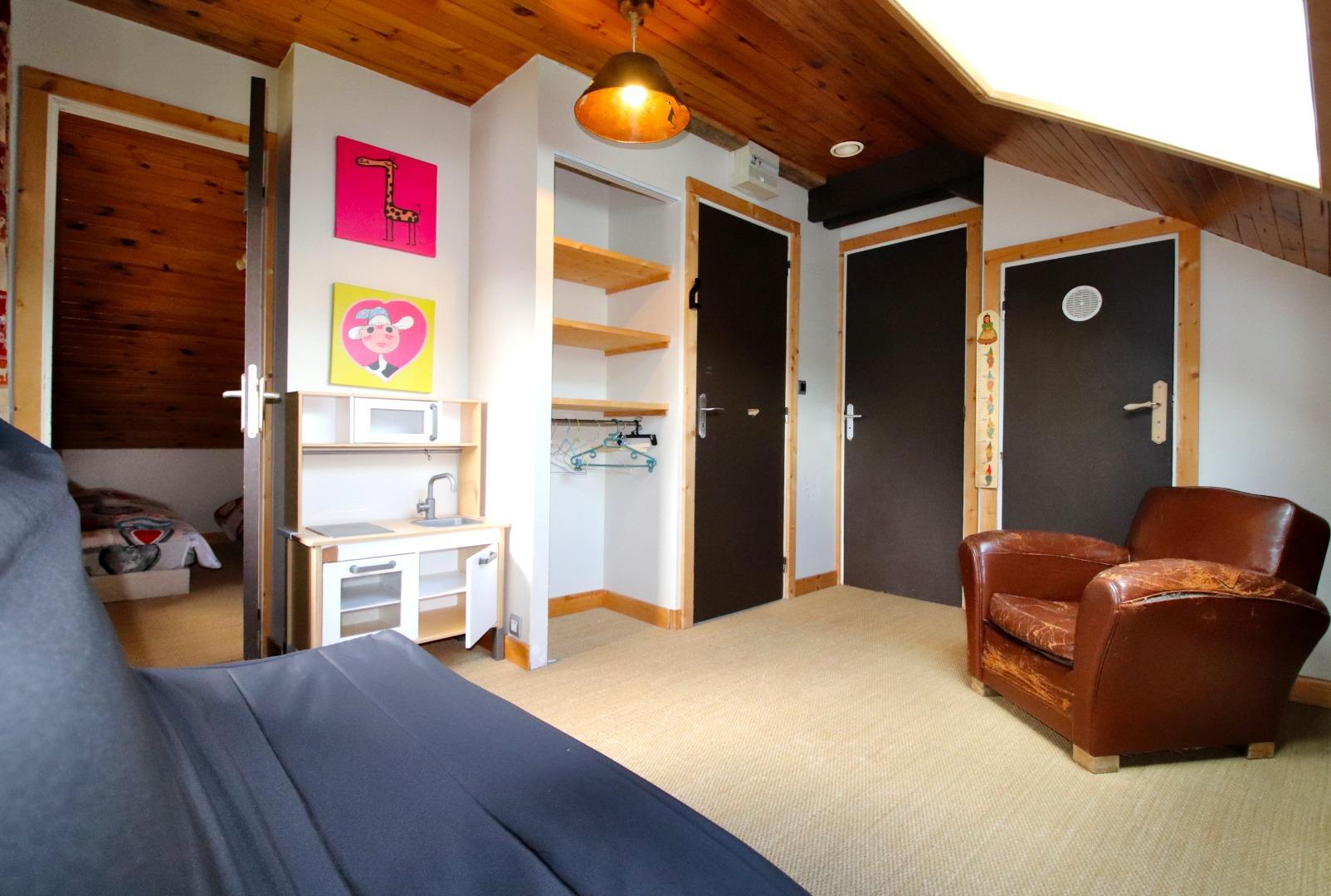 La même chambre d'un angle différent.