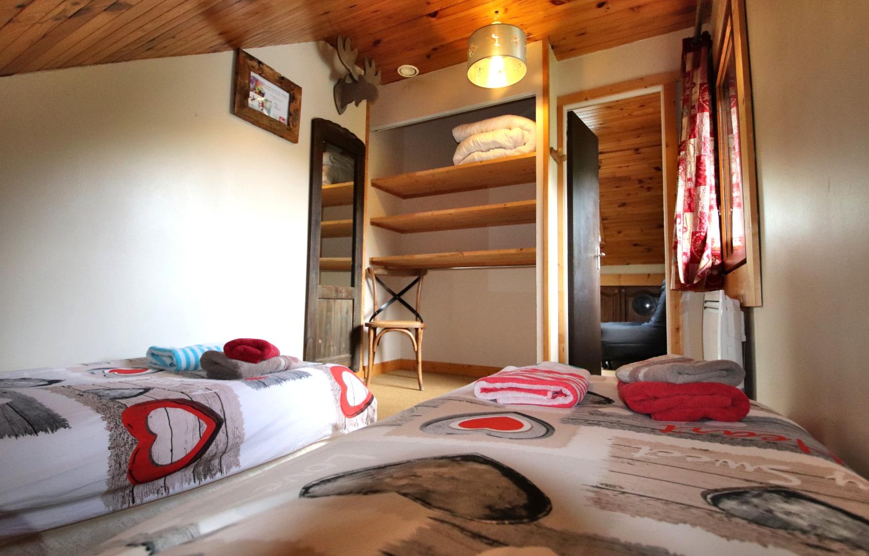 Chambre 6 au R2 meublée de 2 lits simples pour former un grand lit si besoin. Cette chambre partage la grande salle de bain avec douche et baignoire balnéo.