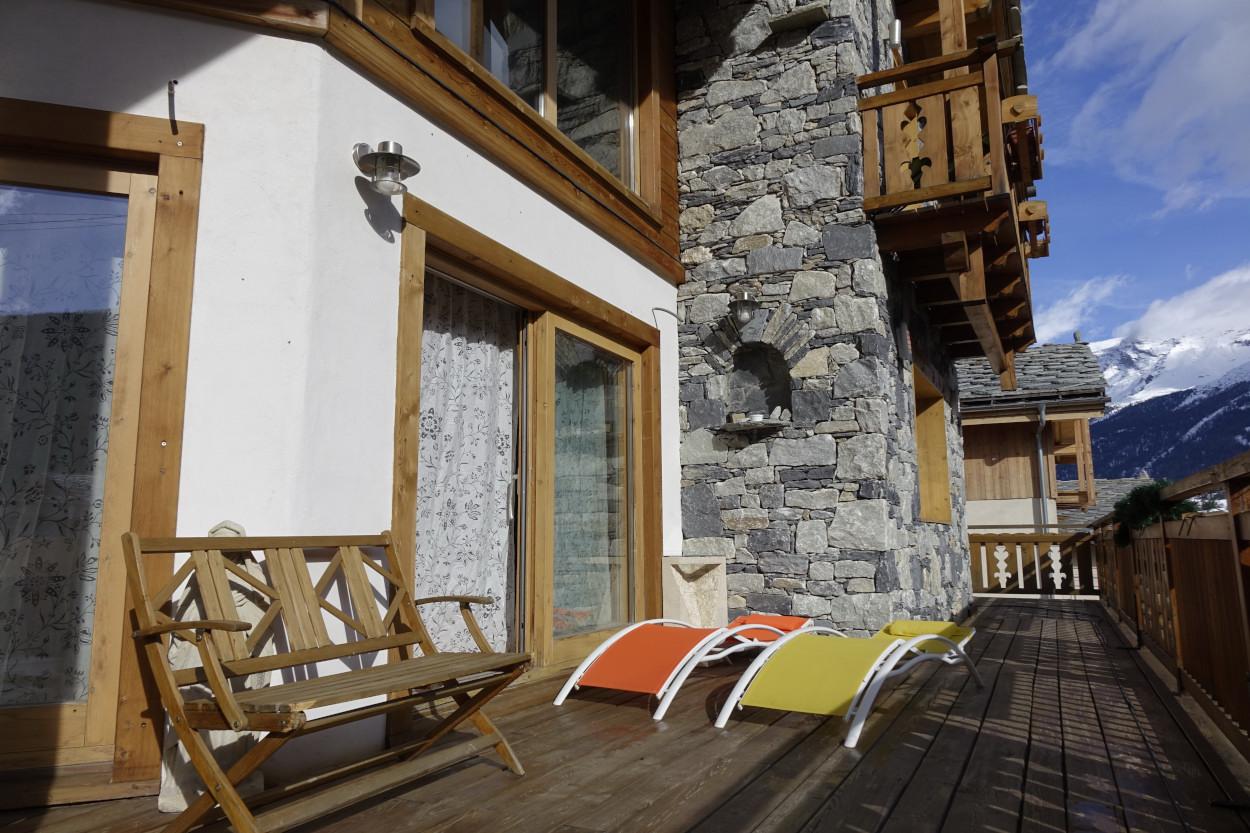 Magnifique construit dans la plus pure tradition savoyarde, fait de bois pierre et lauze...votre refuge à la montagne dans une station de charme authentique