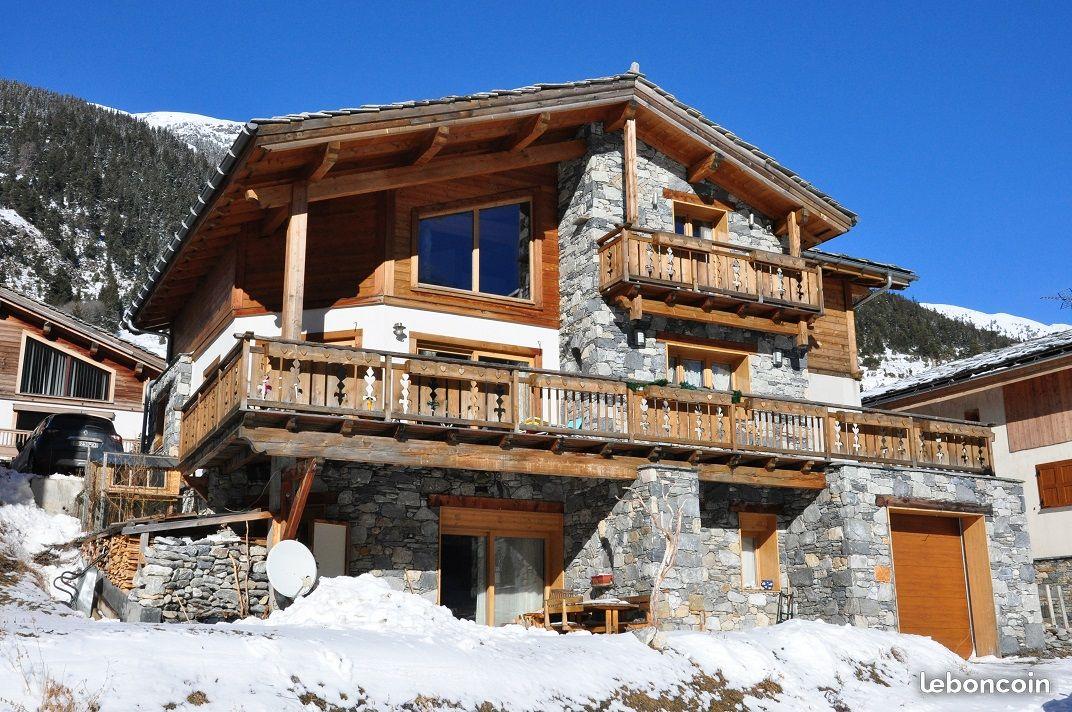 Magnifique construit dans la plus pure tradition savoyarde, fait de bois pierre et lauze...votre refuge à la montagne dans une station de charme authentique