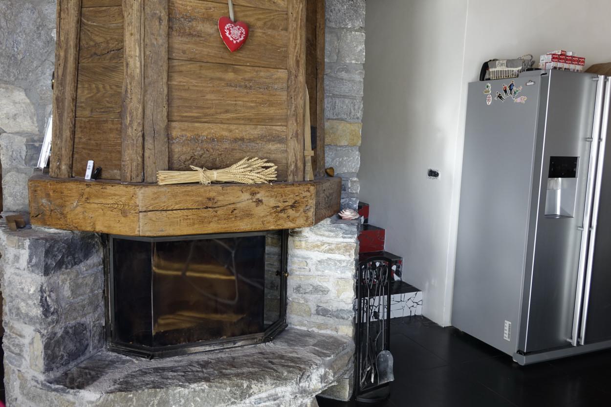 Magnifique construit dans la plus pure tradition savoyarde, fait de bois pierre et lauze...votre refuge à la montagne dans une station de charme authentique