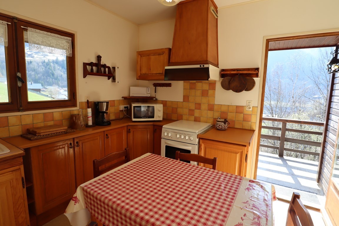 Chalet pour 6 à 8 pers. avec très belle vue, plein sud - Garage. Classé deux étoiles.