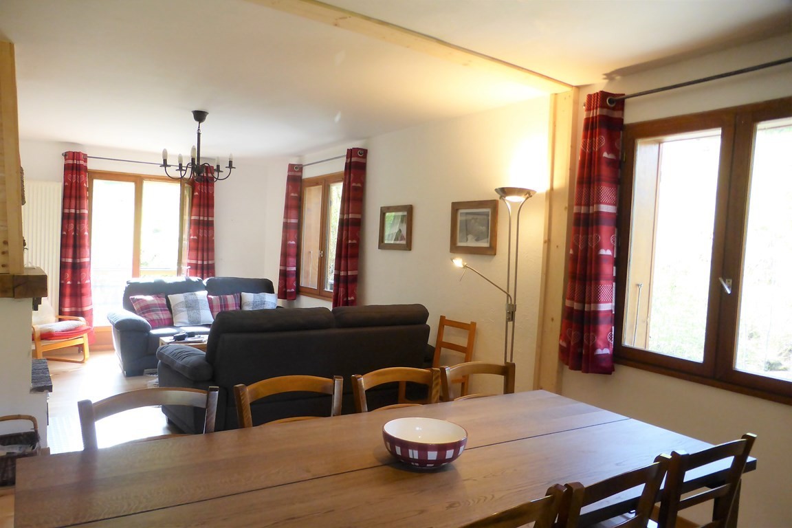 Chalet pied des pistes à Arêches,100m² classé 3 étoiles, 8 personnes. Wifi.