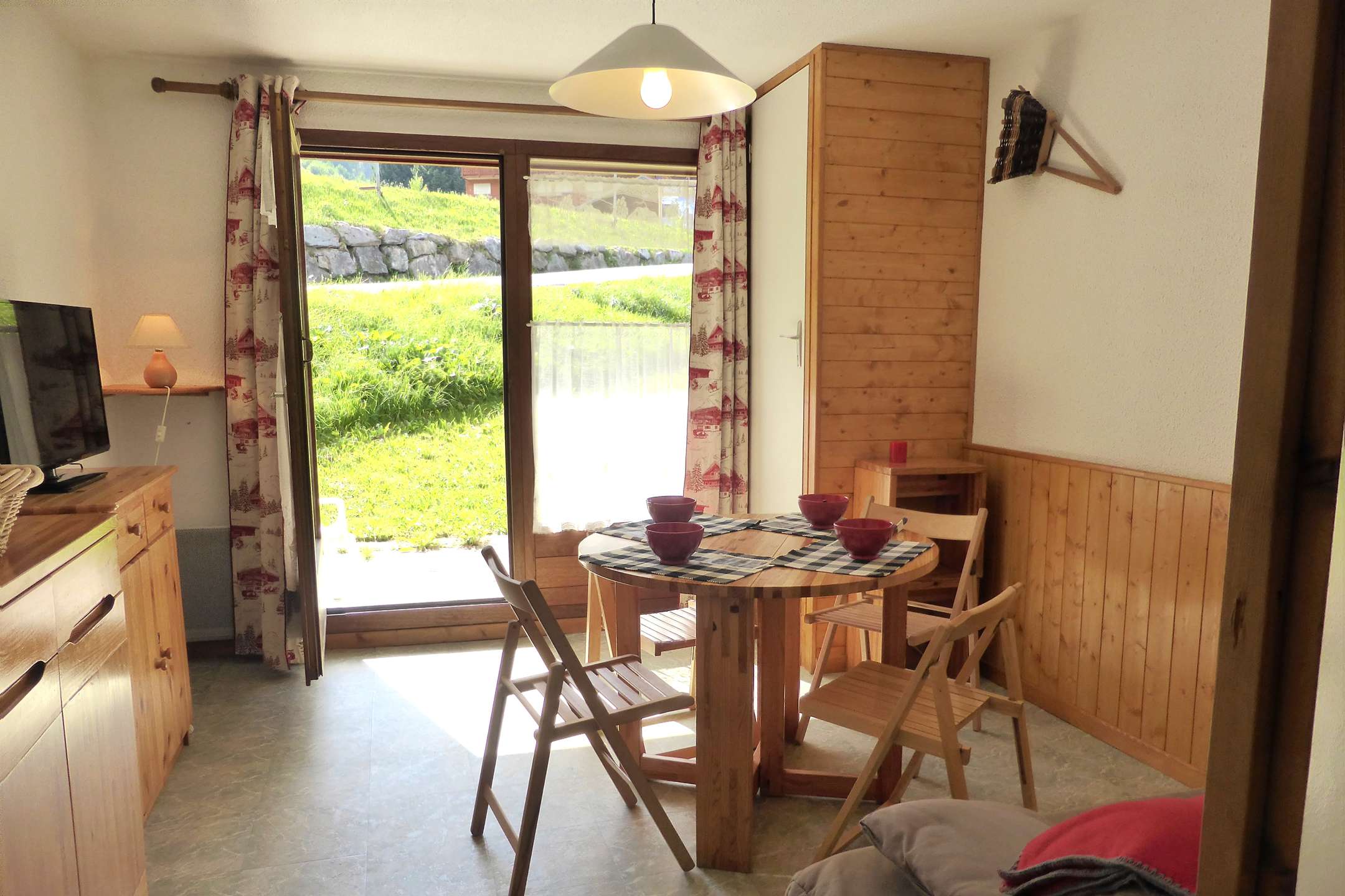 Studio cabine au pied des pistes du Planay et jardin d'enfants ESF, ensoleillé