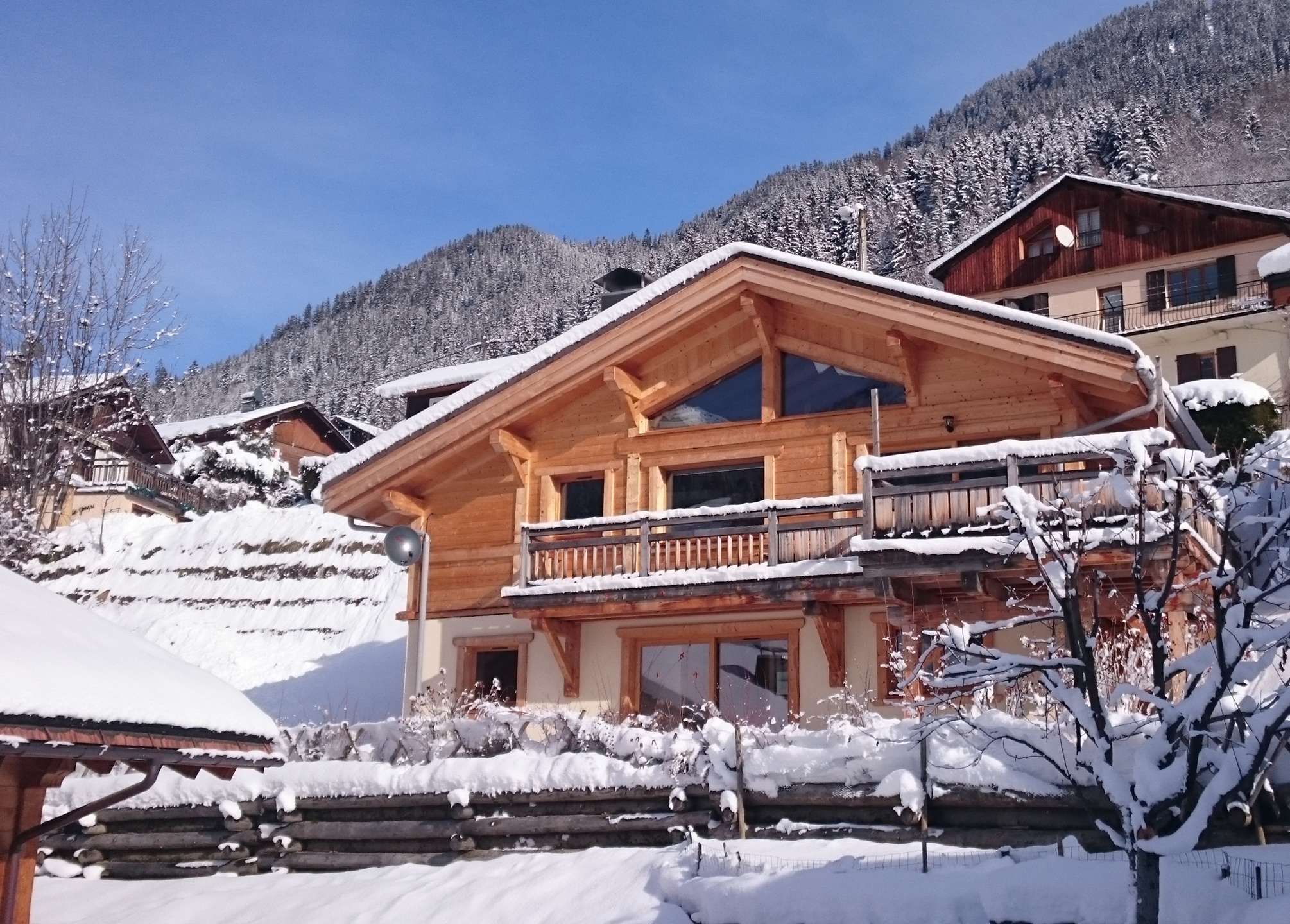 Dans station d'Arêches-Beaufort. Chalet calme récent 8 personnes exposé sud