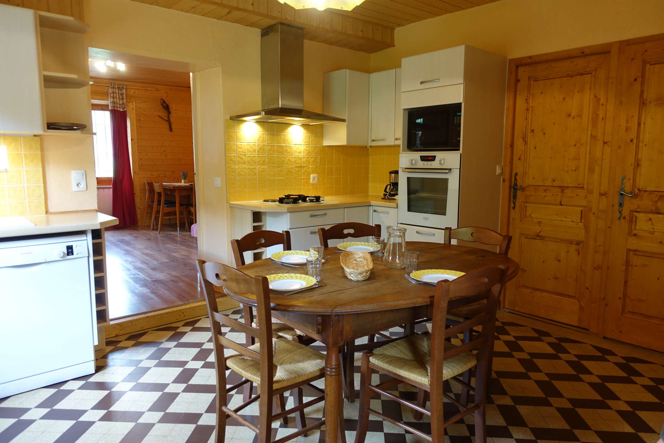 Dans le village et au calme, appartement spacieux pour 5 pers. Classé **