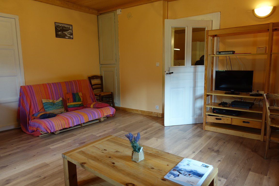 Dans le village et au calme, appartement spacieux pour 5 pers. Classé **
