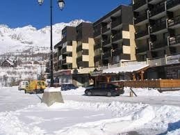 La Madeleine 2 -1650- Centre station- Skis aux pieds