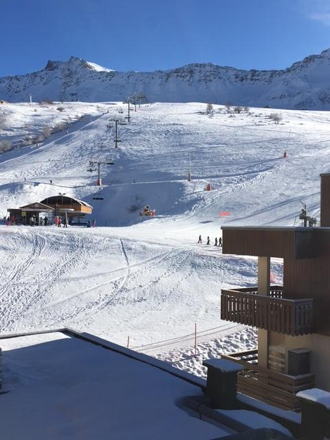 La Madeleine 2 -1650- Centre station- Skis aux pieds