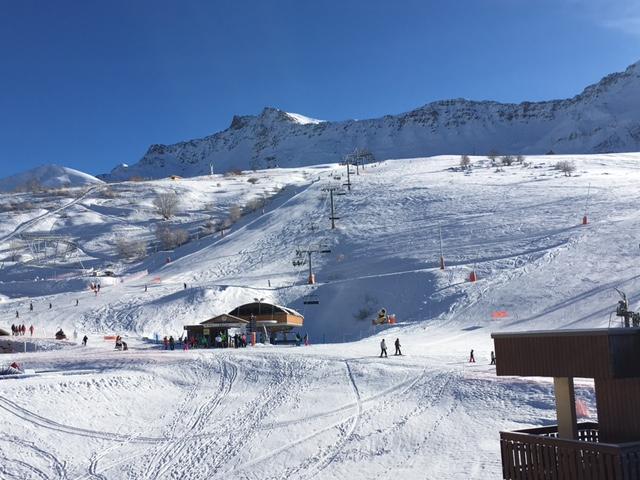 La Madeleine 2 -1650- Centre station- Skis aux pieds