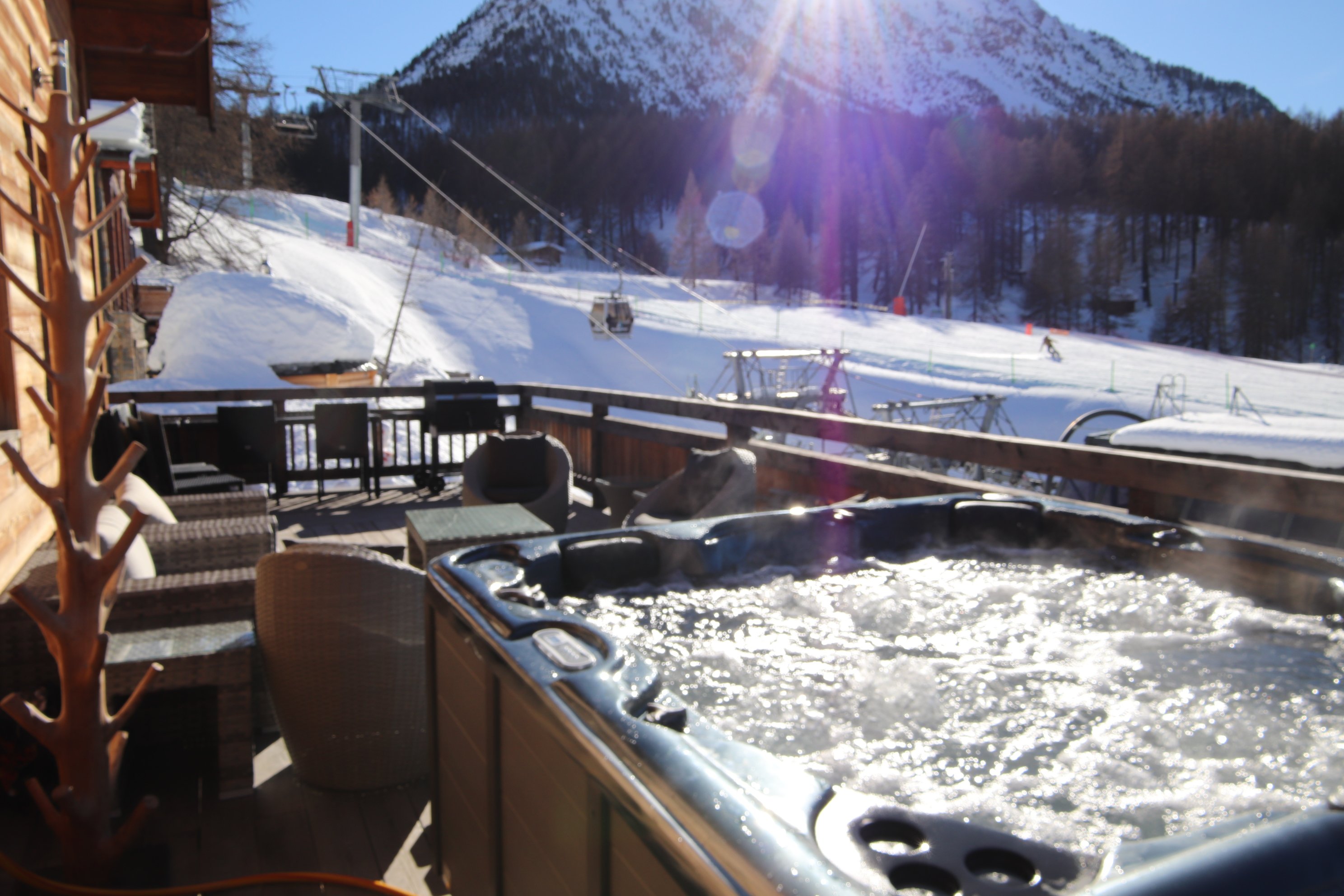 CHALET SUR LES PISTES SKI AUX PIEDS 16 PERSONNES JACUZZI VUE MONTAGNE BILLARD SALLE CINEMA