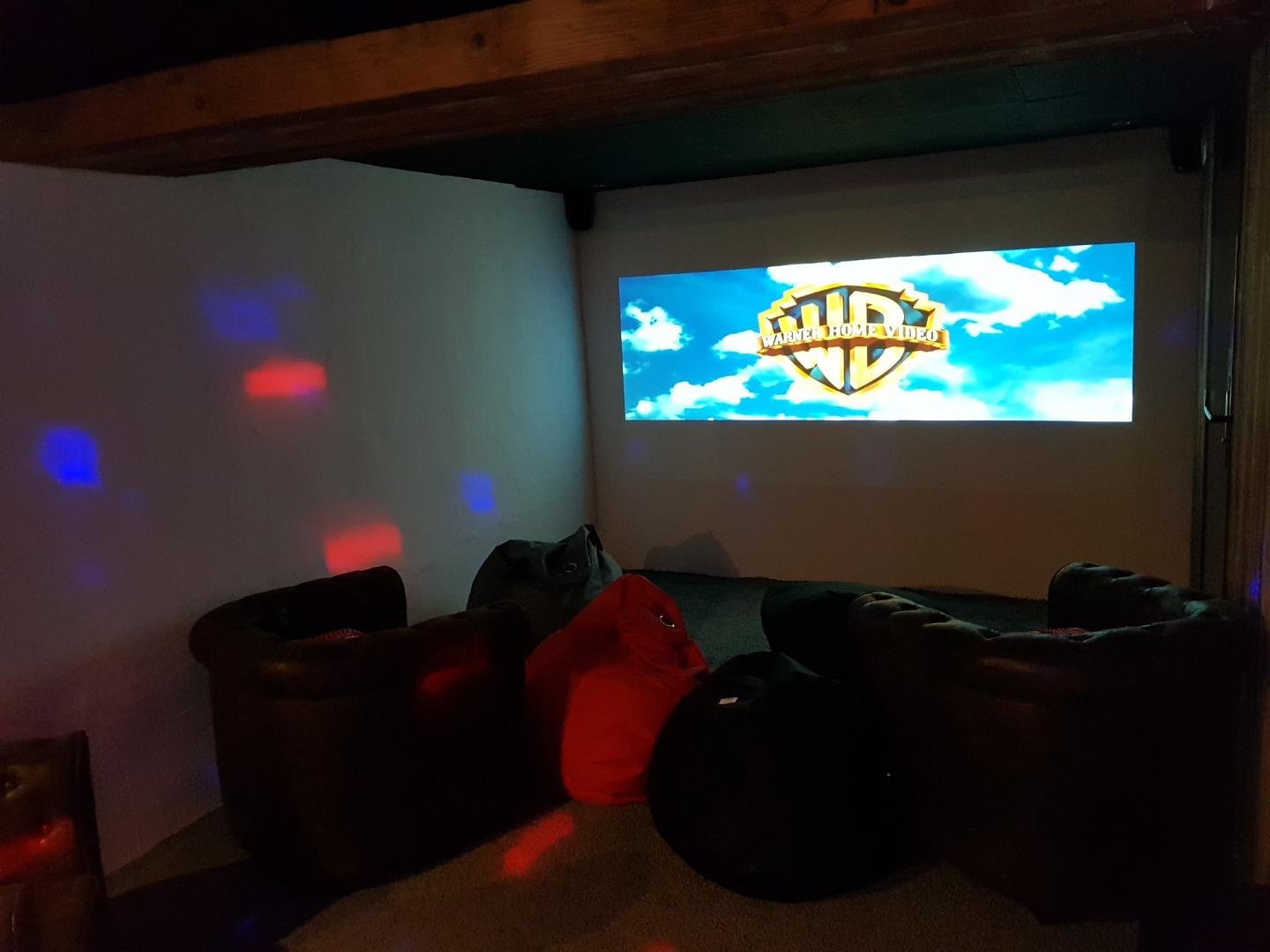 CHALET SUR LES PISTES SKI AUX PIEDS 16 PERSONNES JACUZZI VUE MONTAGNE BILLARD SALLE CINEMA