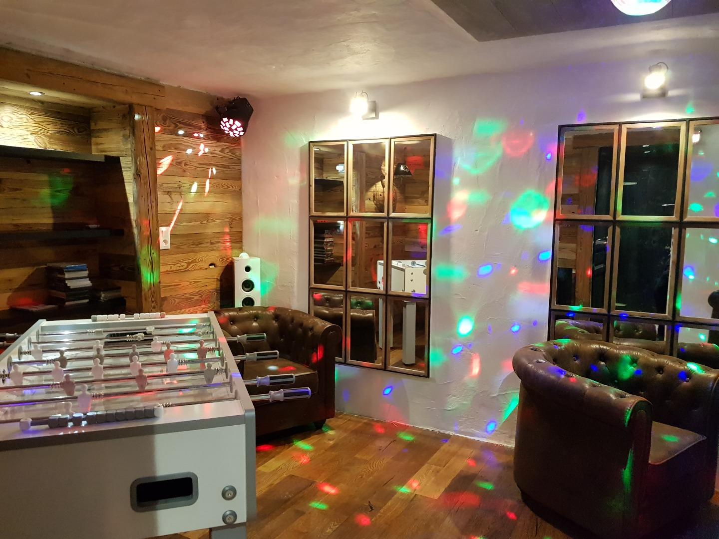 CHALET SUR LES PISTES SKI AUX PIEDS 16 PERSONNES JACUZZI VUE MONTAGNE BILLARD SALLE CINEMA