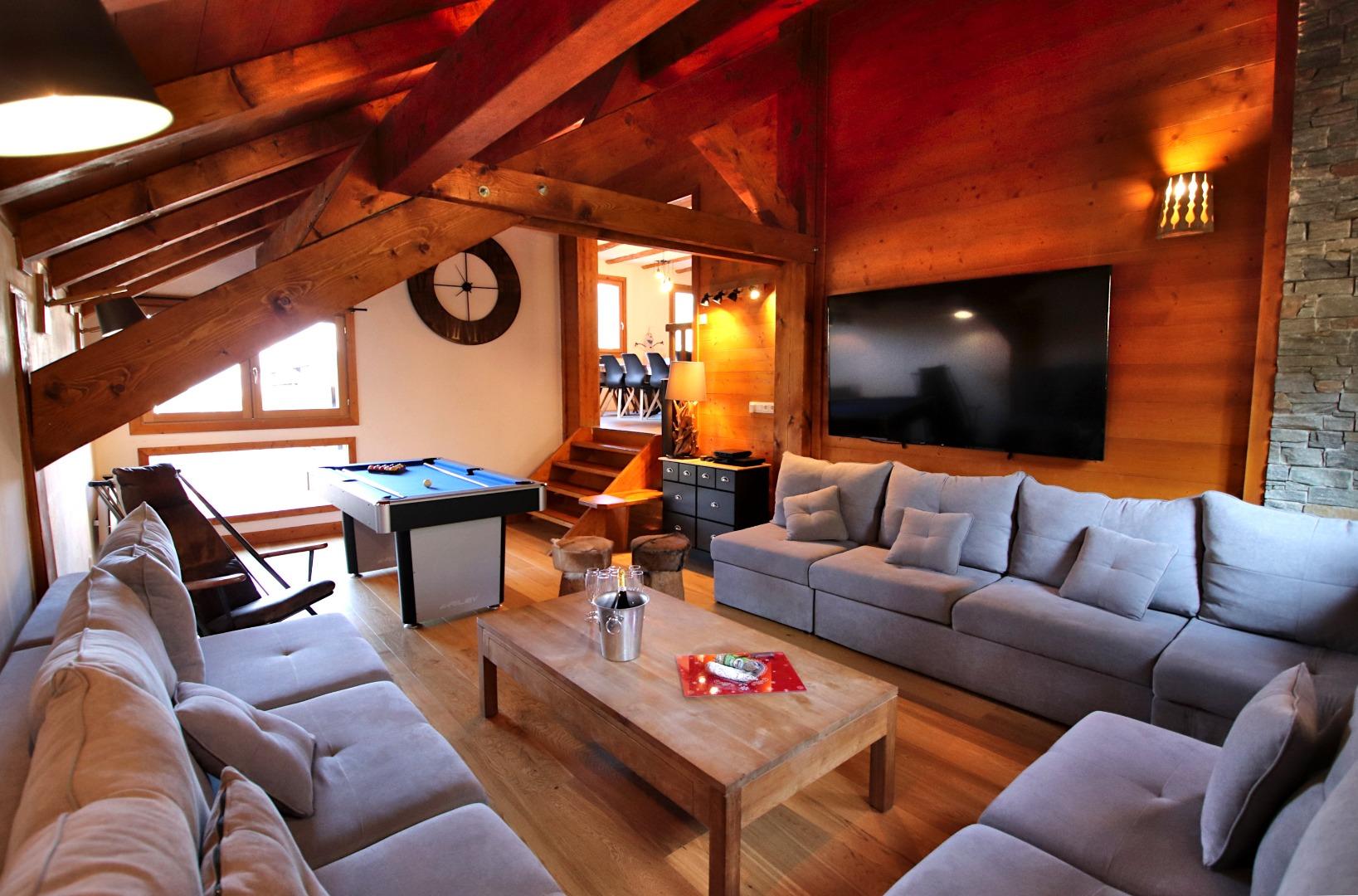 CHALET SUR LES PISTES SKI AUX PIEDS 16 PERSONNES JACUZZI VUE MONTAGNE BILLARD SALLE CINEMA
