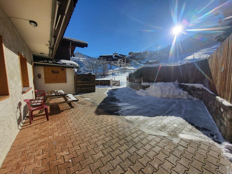   à 10m pistes ski, 150m piscine et 1 terrasse
